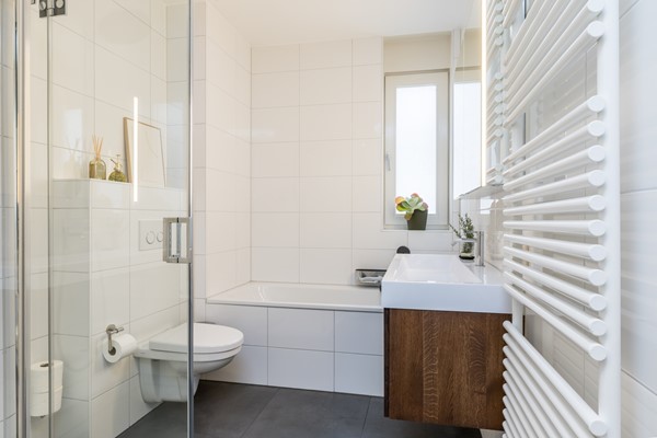 Foto - Verkocht onder voorbehoud: In een rustige en kindvriendelijke woonomgeving staat deze moderne instapklare geschakelde twee-onder-een-kapwoning (bouwjaar 2011) met voldoende woonoppervlakte, garage en tuin.